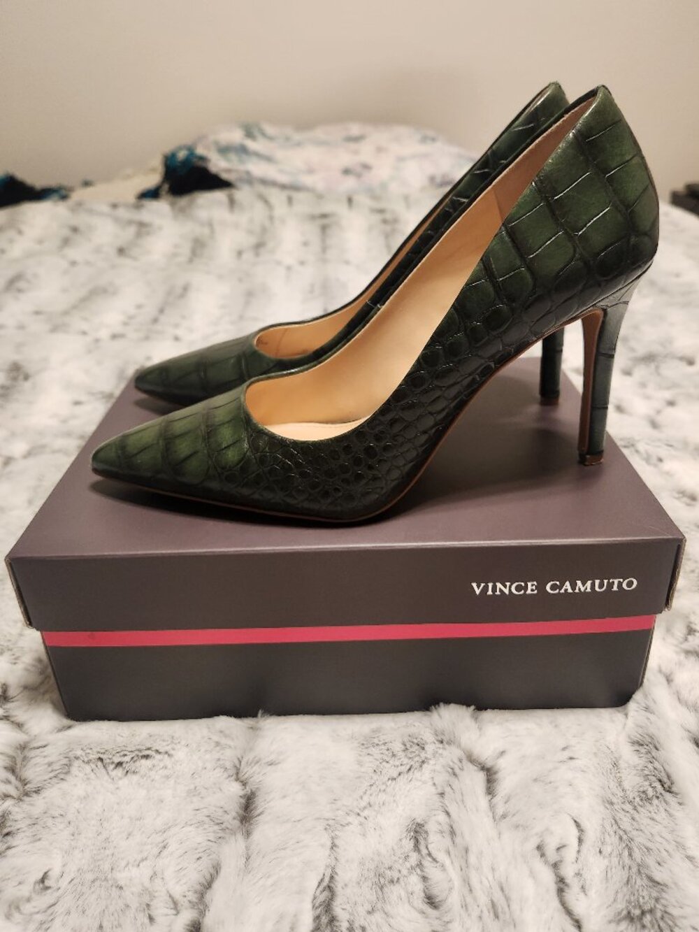 Vince Camuto Savilla Dark Green Croco Embossed Pumps Heels Size 8.5M - Picture 4 of 7